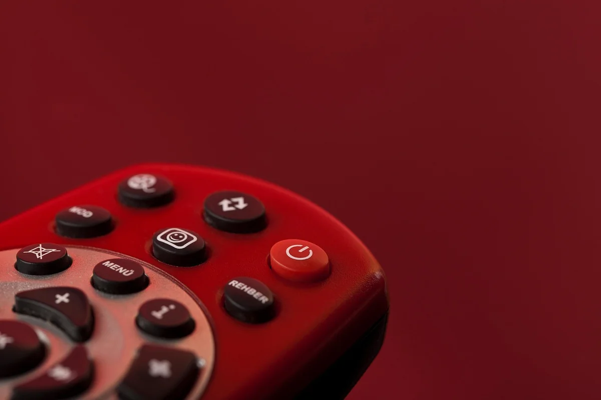 Allumer la Freebox sans télécommande : astuces simples en 2026